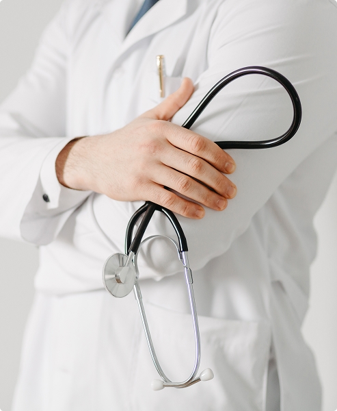 Врач держит стетоскоп