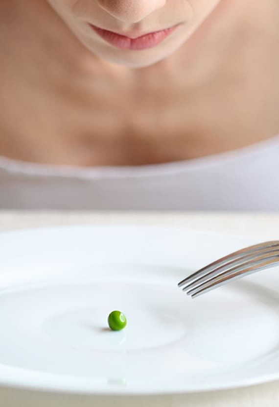 Девушка за столом