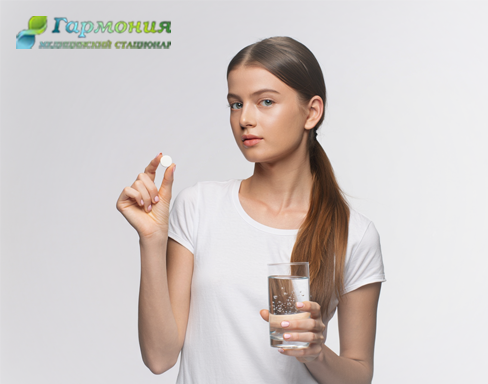 Девушка с таблеткой