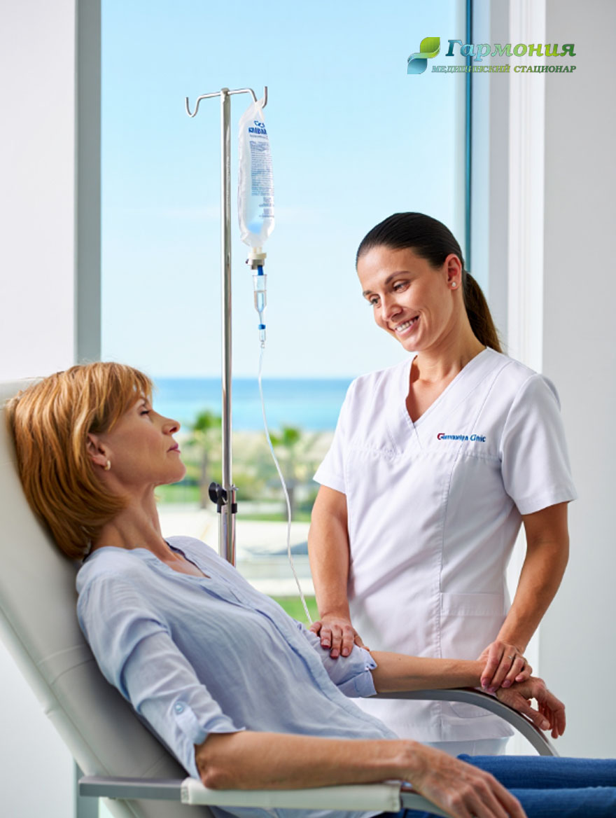 Врач и пациент с капельницей на фоне берега Гомеля