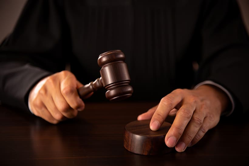 Крупный план рук судьи, держащего молоток