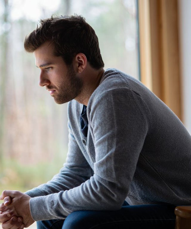 Мужчина сидит на кресле